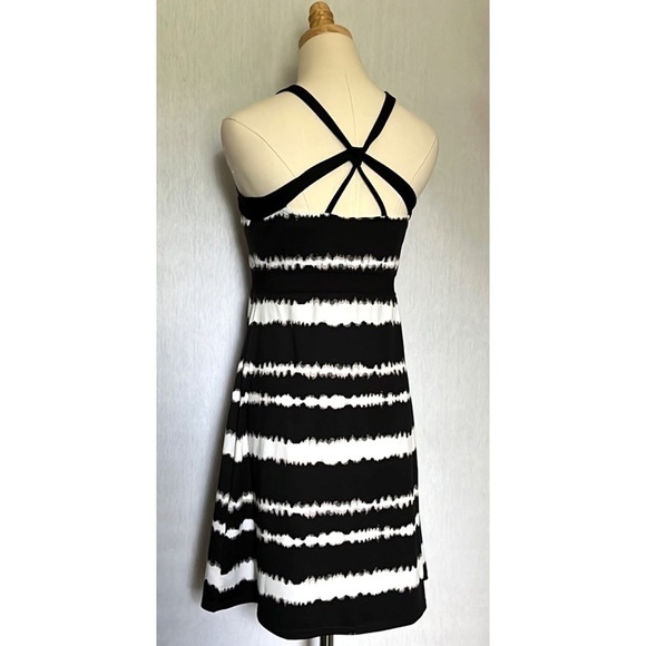 SOYBU Crossback Strap Built In Shelf Bra Athletic Black & White Dress M - Picture 2 of 5